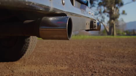 coche durante una pausa en un viaje por carretera