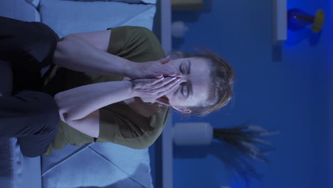 video vertical de una mujer triste y nerviosa.