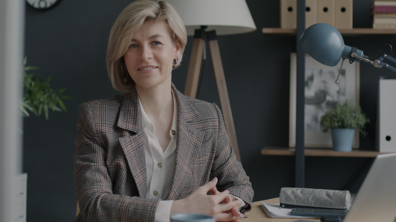mujer sentada en un escritorio