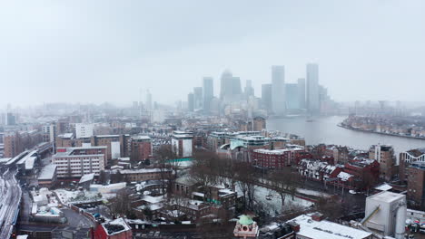 Drohne-Im-Schnee-In-Richtung-Canary-Wharf-Von-Limehouse-London-Geschossen