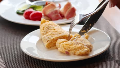 cortar en una tortilla suave y humeante