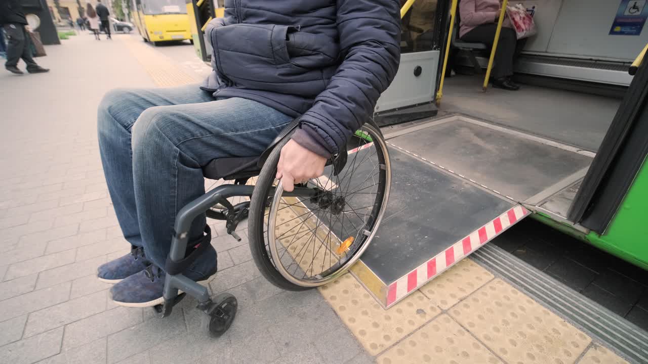 persona con discapacidad física sale del transporte público con una rampa accesible