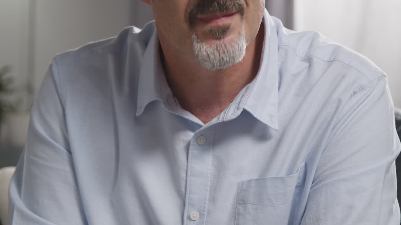 소파에 앉아 상담사와 일반적 또는 정신적 건강 문제에 대해 이야기하는 성숙한 남자의 클로즈업 3