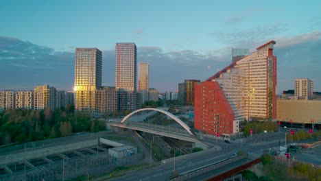 London-Westfield-Stratford-Moderne-Einkaufsstadt-Entwicklung-Stadterneuerung-Luftaufnahme-Links-Fliegend