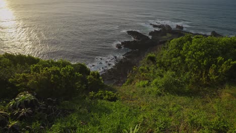 azores: vista panorámica de la costa rocosa de la isla de são miguel al anochecer