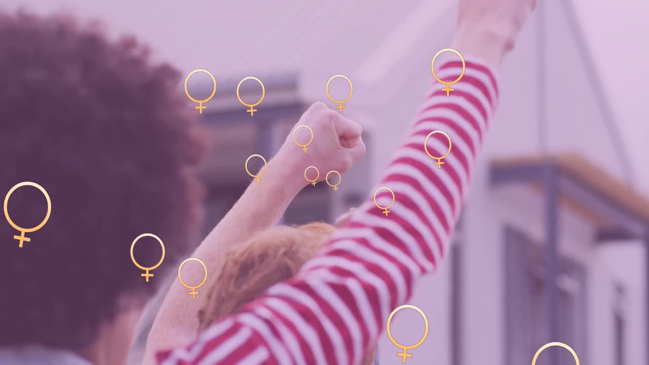 animación de mujeres que caen símbolos sobre dos mujeres diferentes levantando los puños