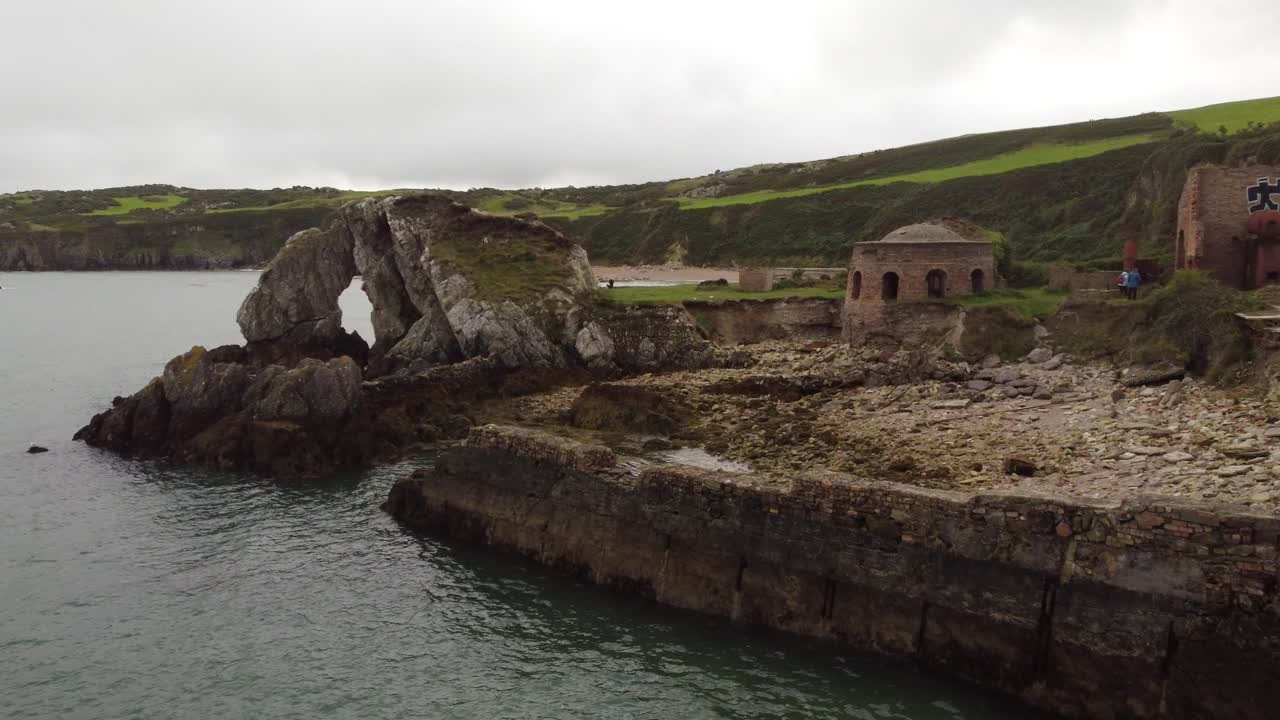 empuje aéreo de porth wen en vista la fábrica de ladrillo industrial victoriana abandonada permanece en la costa erosionada de anglesey