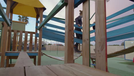 juegos de niños en el patio de recreo