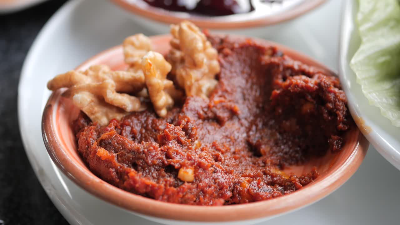 salsa de nuez y pimienta roja