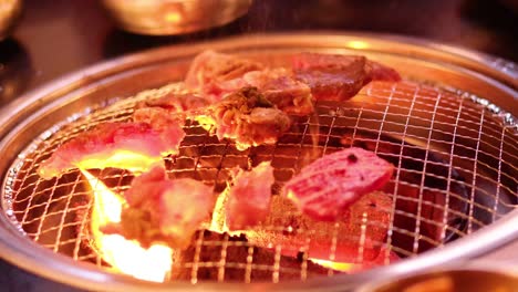 바베큐 그릴 에서 고기 를 는 것