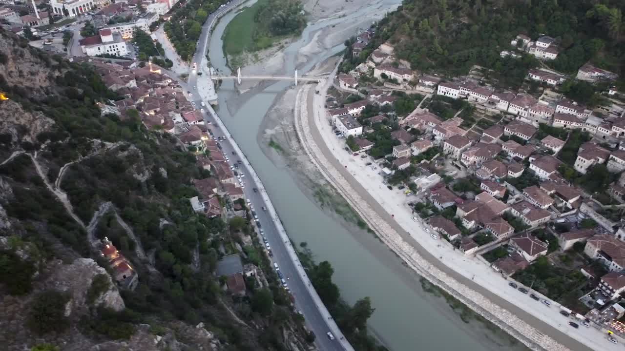 puesta de sol vista aérea de la ciudad de berat, albania