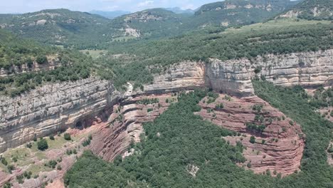 vistas aéreas de los acantilados de tavertet en cataluña y el lago de sau