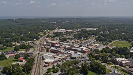 Barnesville,-Georgia-Aerial-V4-Pullout-Aufnahme-Des-Stadtbilds-Der-Innenstadt-Während-Des-Tages-Mit-Einer-Eisenbahn,-Die-In-Die-Wildnis-Führt-–-Aufgenommen-Mit-Der-Inspire-2,-X7-Kamera-–-September-2020