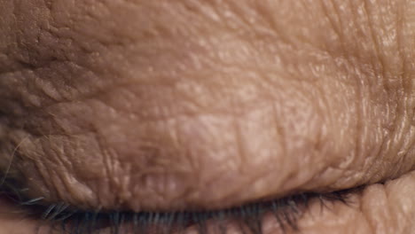 ojos, visión y enfoque con el ojo de un anciano