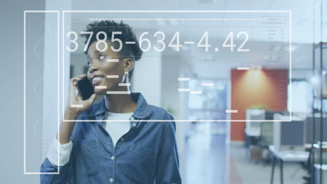 animación del procesamiento de datos financieros sobre una mujer de negocios afroamericana que usa un teléfono inteligente