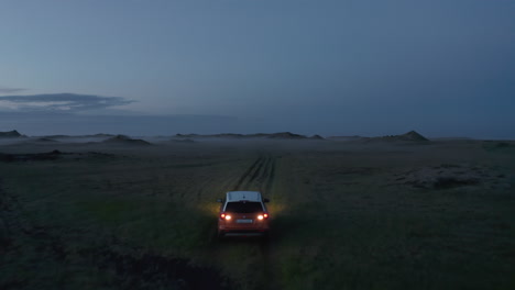 Luftaufnahme,-Die-In-Richtung-Eines-Abenteuerlichen-Autos-Fliegt,-Das-Auf-Einem-Wilden-Pfad-In-Der-Isländischen-Landschaft-Fährt