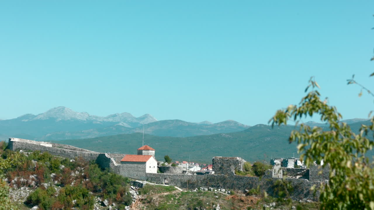 산을 볼 수 있는 고대 요새