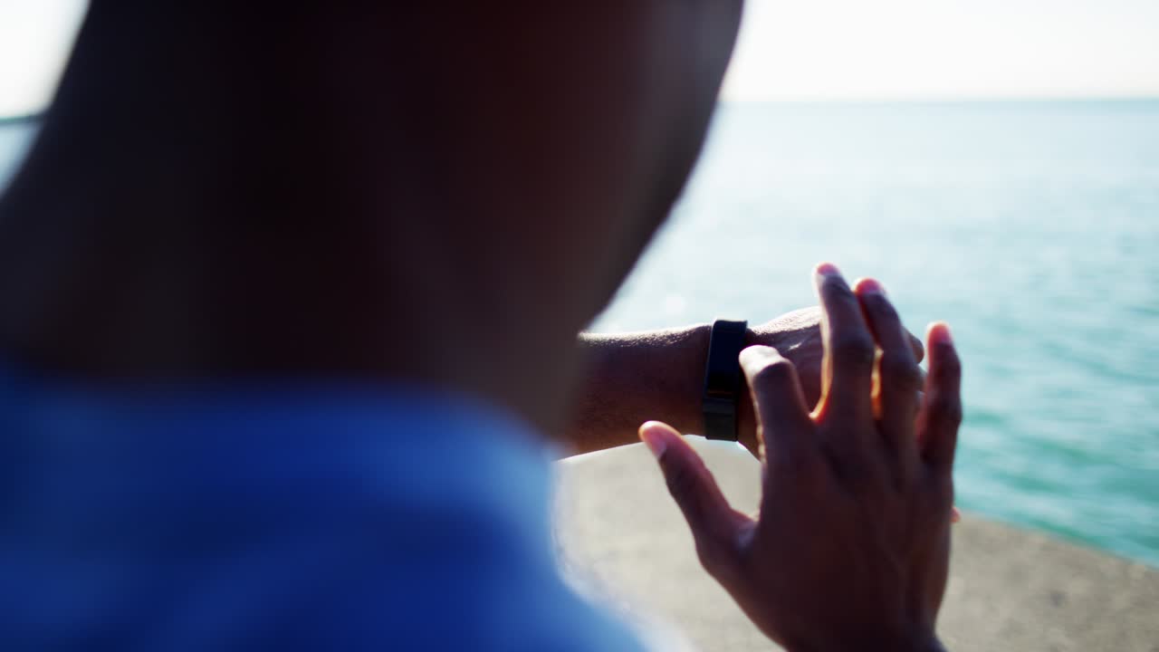 빛에 가까운 민족 남성 손목