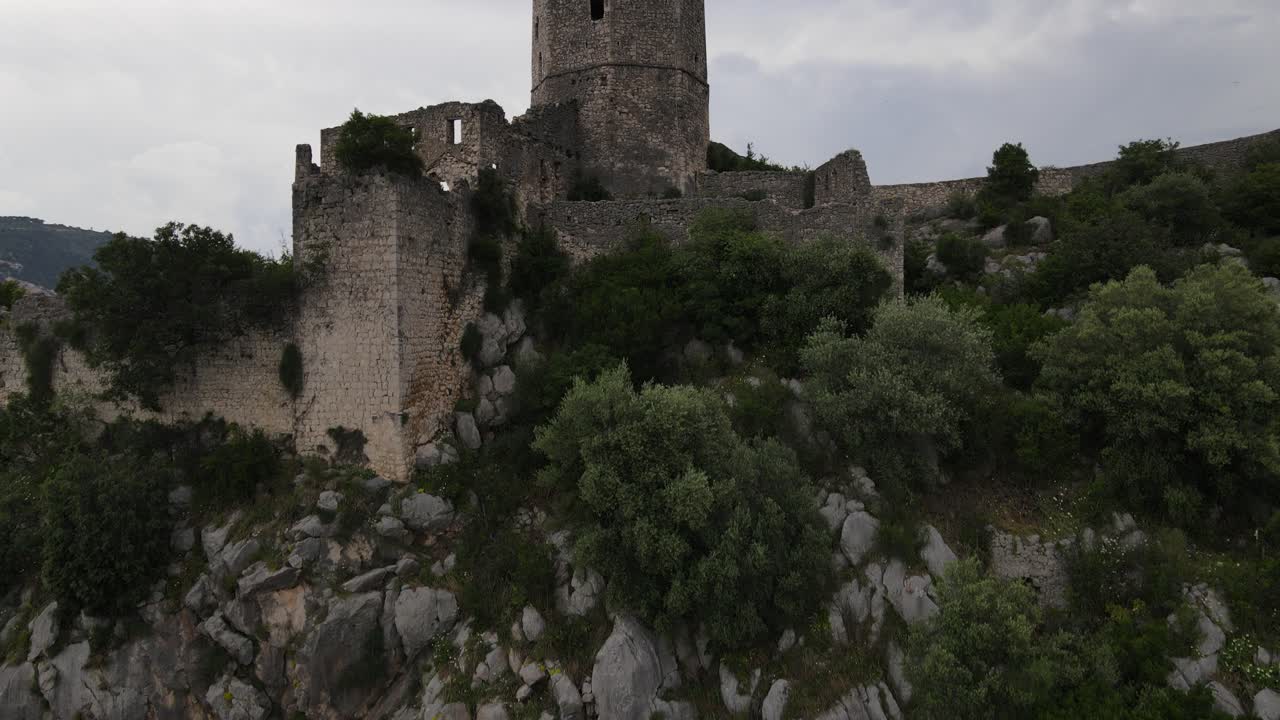 vista de avión no tripulado de la fortaleza histórica en pocitelj, bosnia, aldea de pocitelj en bosnia y herzegovina