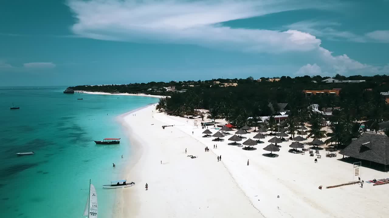 impresionante panorama de vuelo aéreo sobre la vista de un dron disparado al mediodía playa de arena blanca