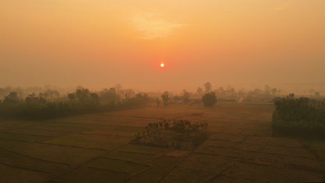 Schweben-Sie-Im-Morgengrauen-über-Die-Bezaubernden-Bardiya-Ebenen,-Während-Goldene-Strahlen-Die-Wirbelnden-Winternebel-Erhellen-Und-Nepals-Terai-In-Einem-ätherischen-Drohnenspektakel-Enthüllen