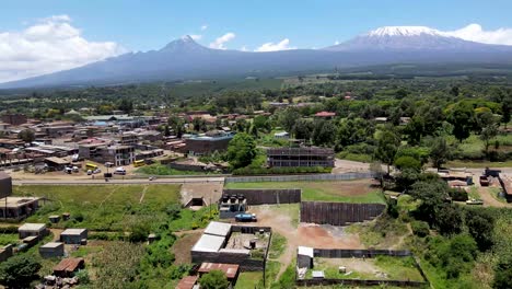 city scape-drone view: vista panorámica del dron que sobrevuela la pequeña ciudad de loitokitok, kenia, marzo de 2021