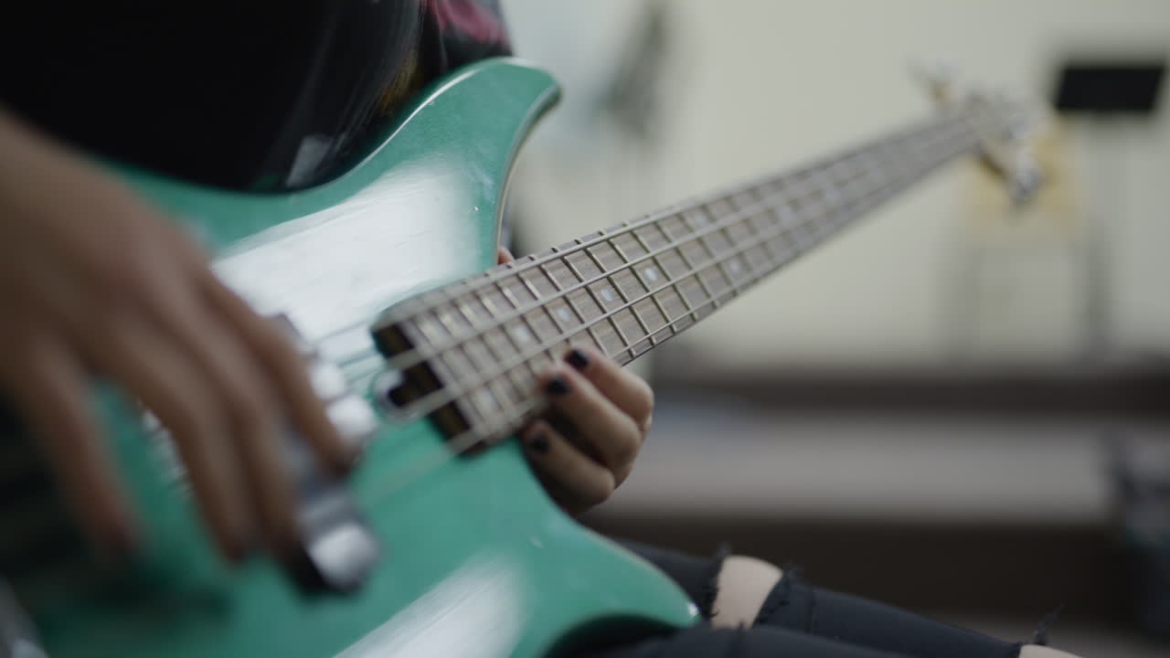Ragazza rocker che impara a suonare la chitarra a scuola