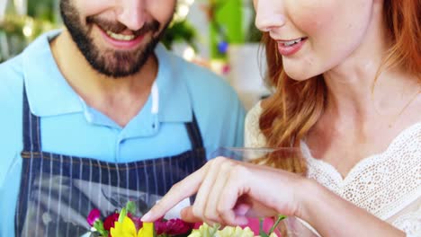 primer plano de los floristas chequeando el ramo de flores