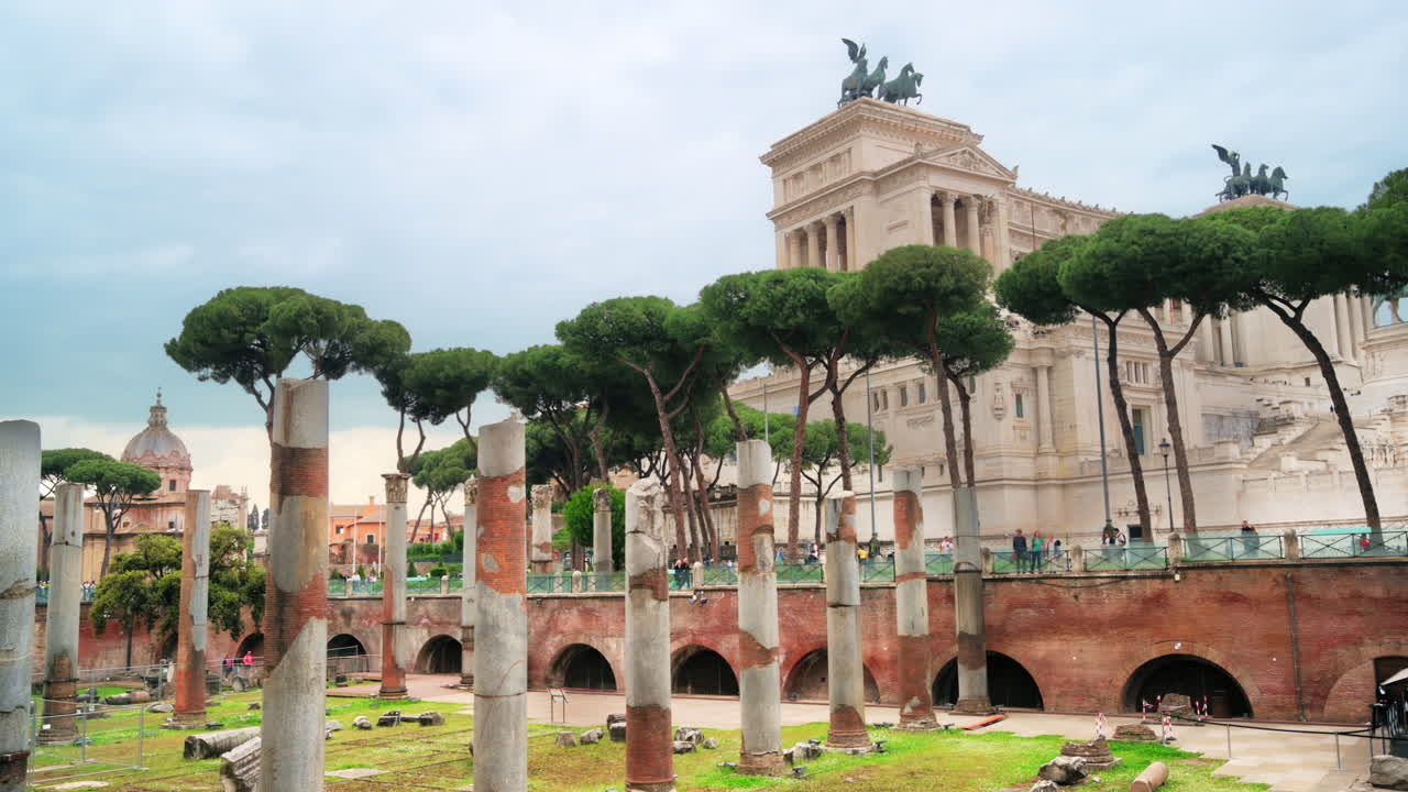 Pemandangan jalan pusat kota kuno Roma, Italia. Penggalian kuno dengan Monumen Victor Emmanuel II di latar belakang, orang-orang berjalan kaki