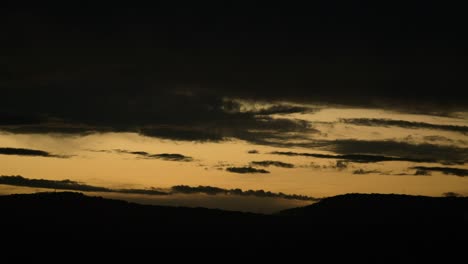 Hermosa-Puesta-De-Sol-Y-Silueta-De-Las-Colinas-Con-Nubes-Rodando-Por