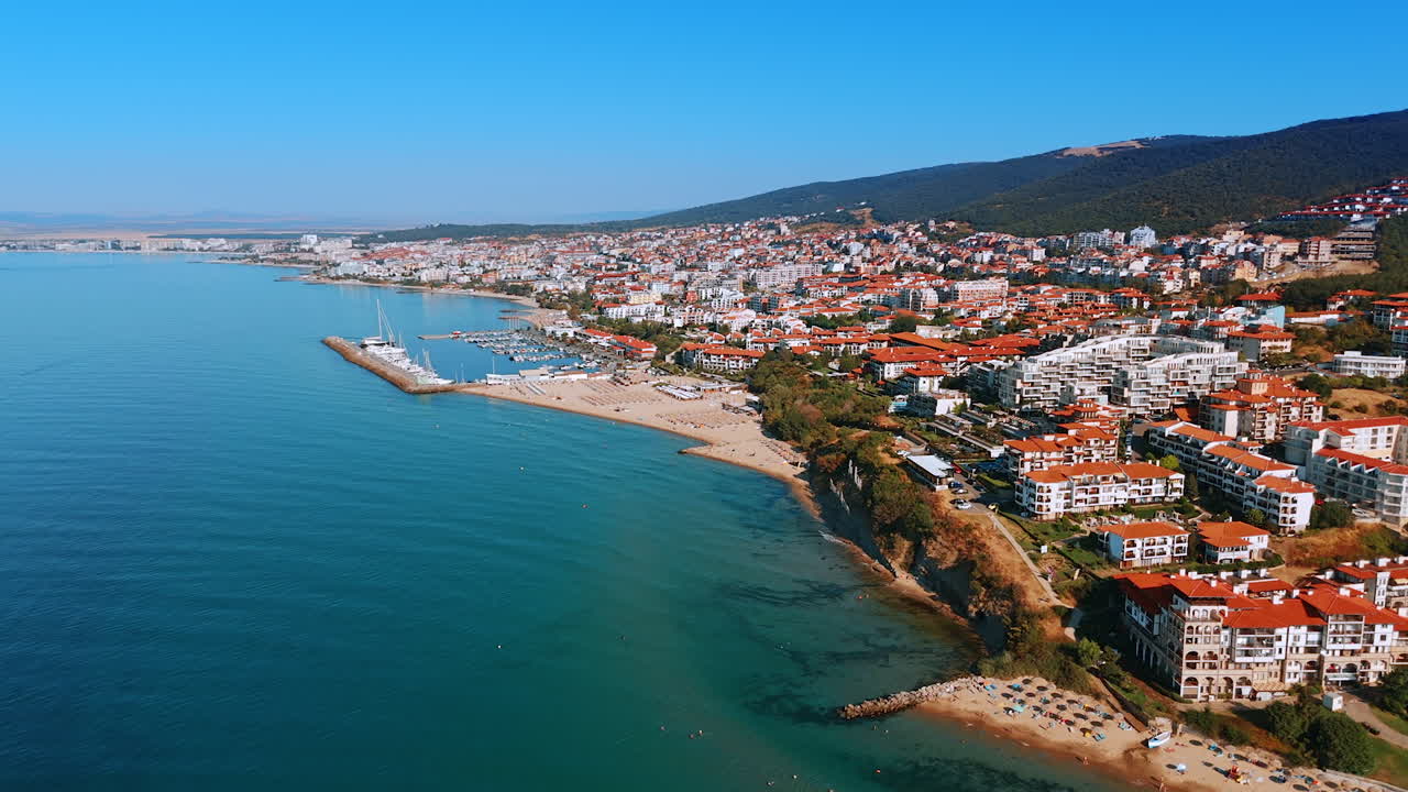 Versanti montuosi densamente edificati che scendono verso il Mar Nero. Hotel della soleggiata località bulgara di Sveti Vlas. Vista aerea