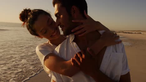 una joven pareja junto al mar