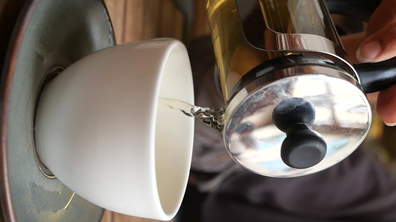 наливать чай