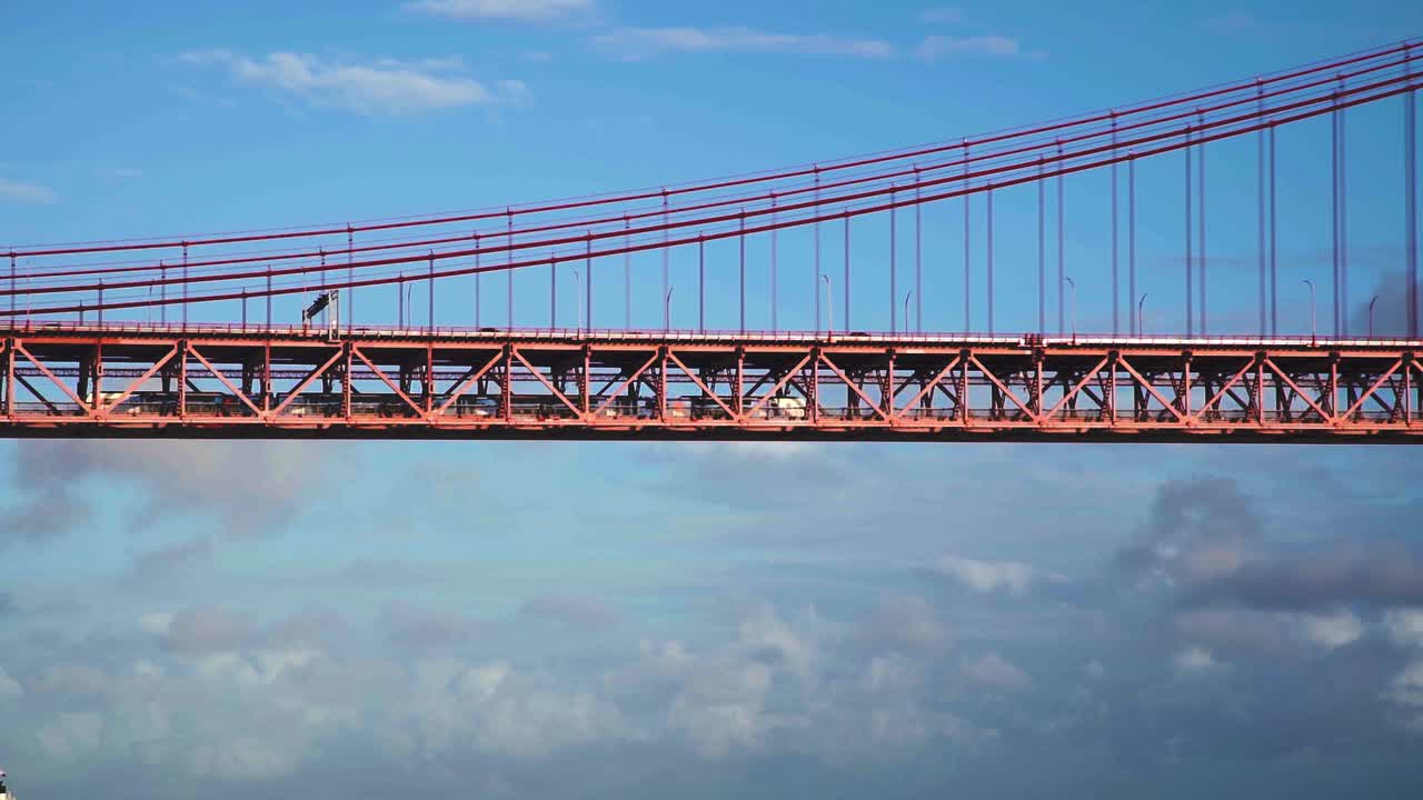 느린 동작:포르투갈 리스본의 4월 25일 다리에서 움직이는 기차