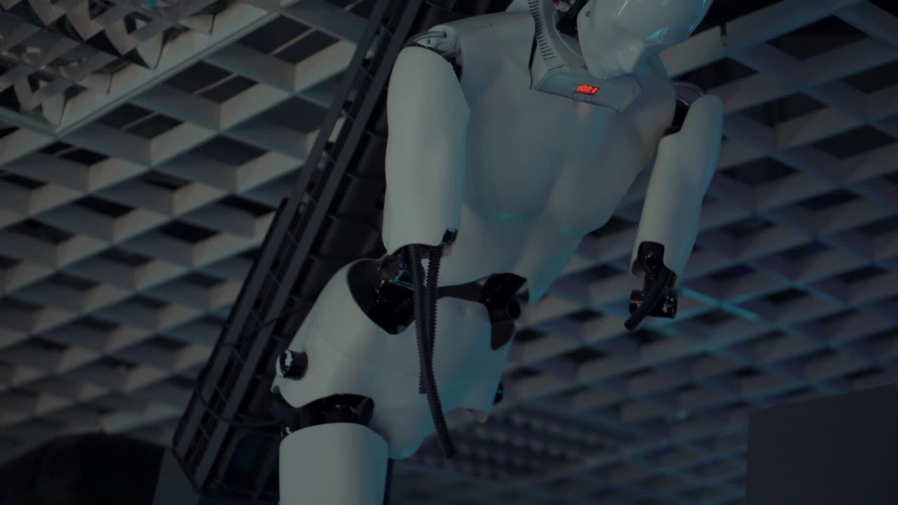 modelo de robot blanco suspendido del techo