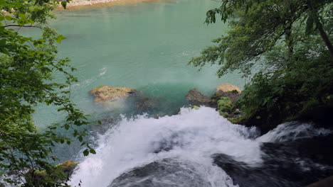 a closeup view of a waterfall in the lush green river