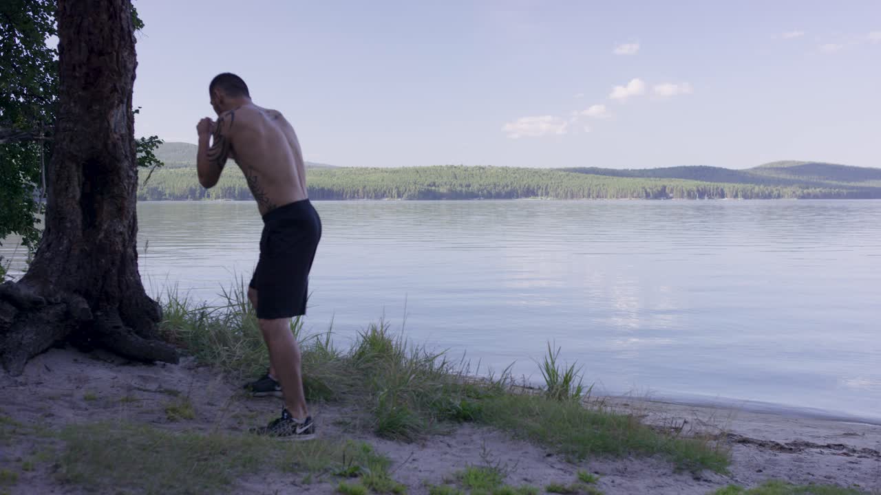 호수 에서 권투 훈련을 하는 남자