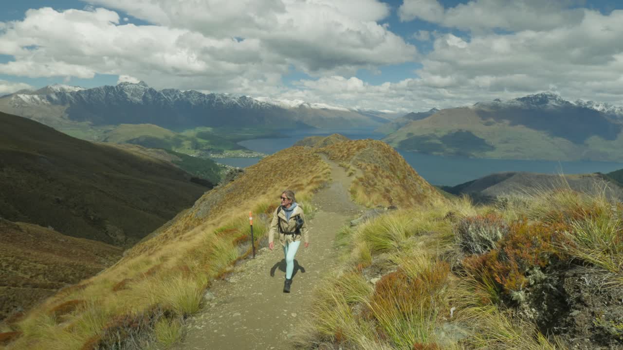 뉴질랜드 벤 로몬드 티키 산길의 여성 등산객, 관광 활동