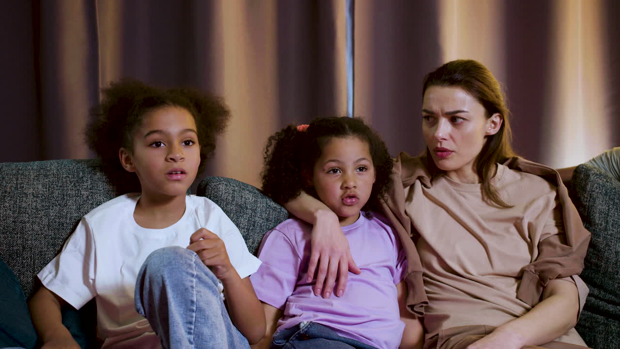 집에서 비디오를 보는 가족