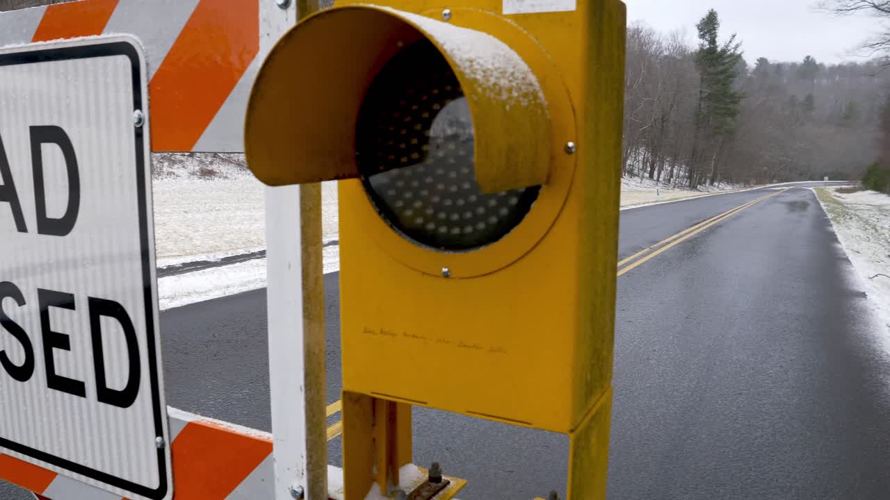 el blue ridge parkway cerrado con un letrero de baracade parpadeante cerca de boone nc, carolina del norte