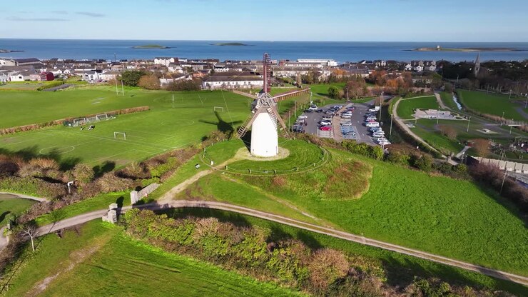 Skerries Mills, veduta aerea a volo d'uccello su un grande e vecchio mulino a vento in una piccola cittadina costiera in Irlanda