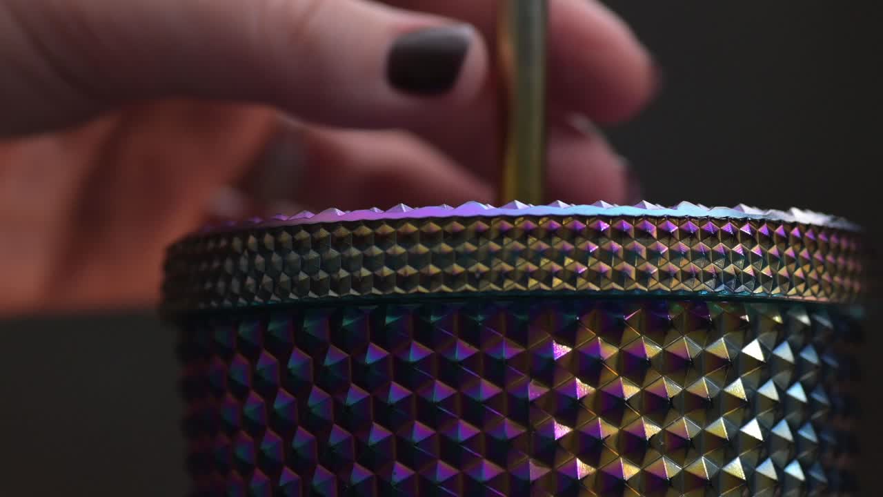 agitar con una pajita en un vaso de bebida fría con bordes