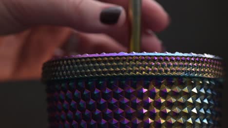 agitar con una pajita en un vaso de bebida fría con bordes