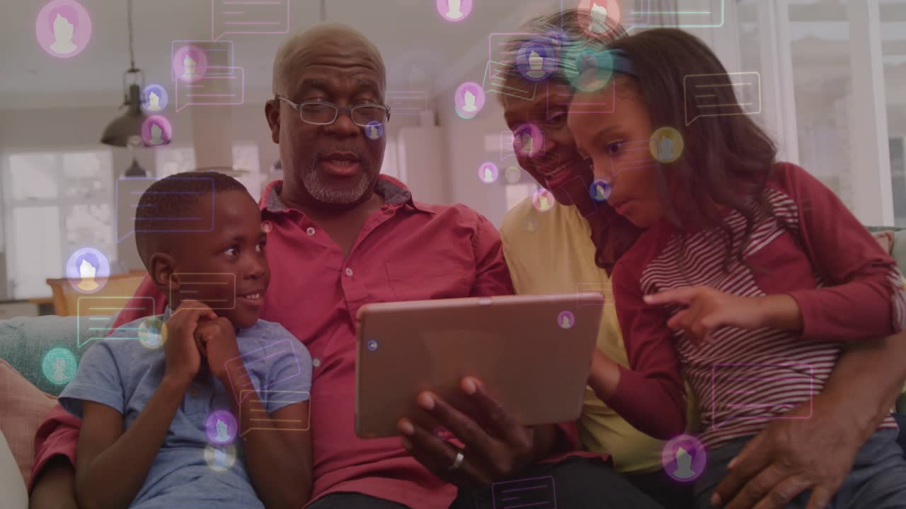 Nonno che tiene un tablet mentre una bambina tocca lo schermo, avviando una sovrapposizione di icone social e la condivisione familiare.