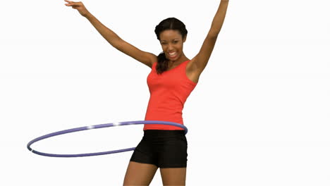 Mujer-Jugando-Con-Un-Hula-hoop-En-Pantalla-Blanca.