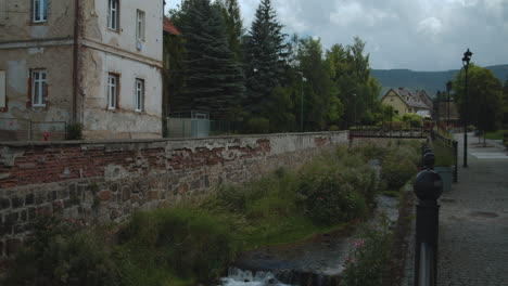 Kleine-Europäische-Stadt-Mit-Bach-Durch-Die-Berglandschaft,-Polen