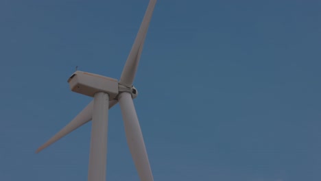 un primer plano de una turbina girando