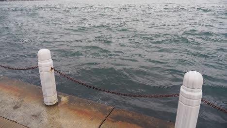 las olas chocando contra un muelle