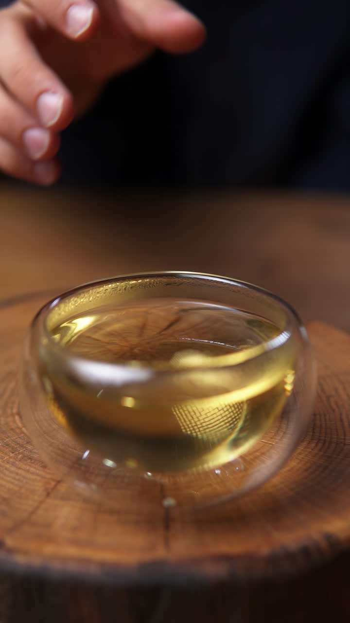 나무 스탠드 에 차 한 잔 을 들고 있는 사람