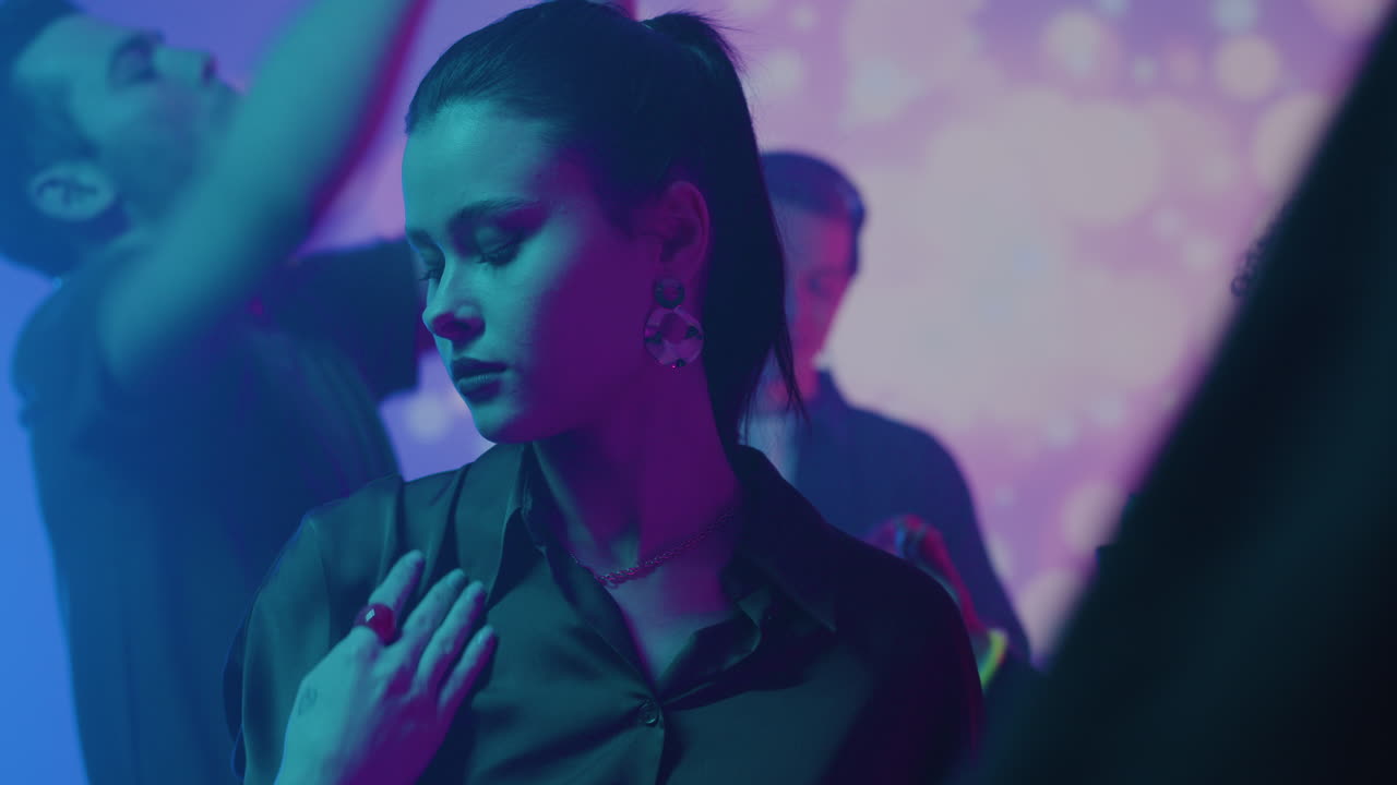 mujer bailando en el club